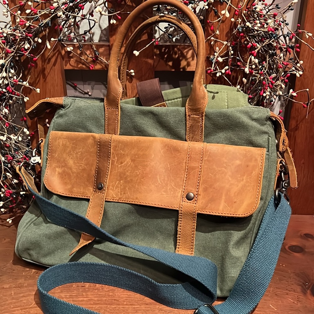 12” high 15” wide, laptop bag, beautiful sage green w shoulder strap🥳 - Picture 7 of 7
